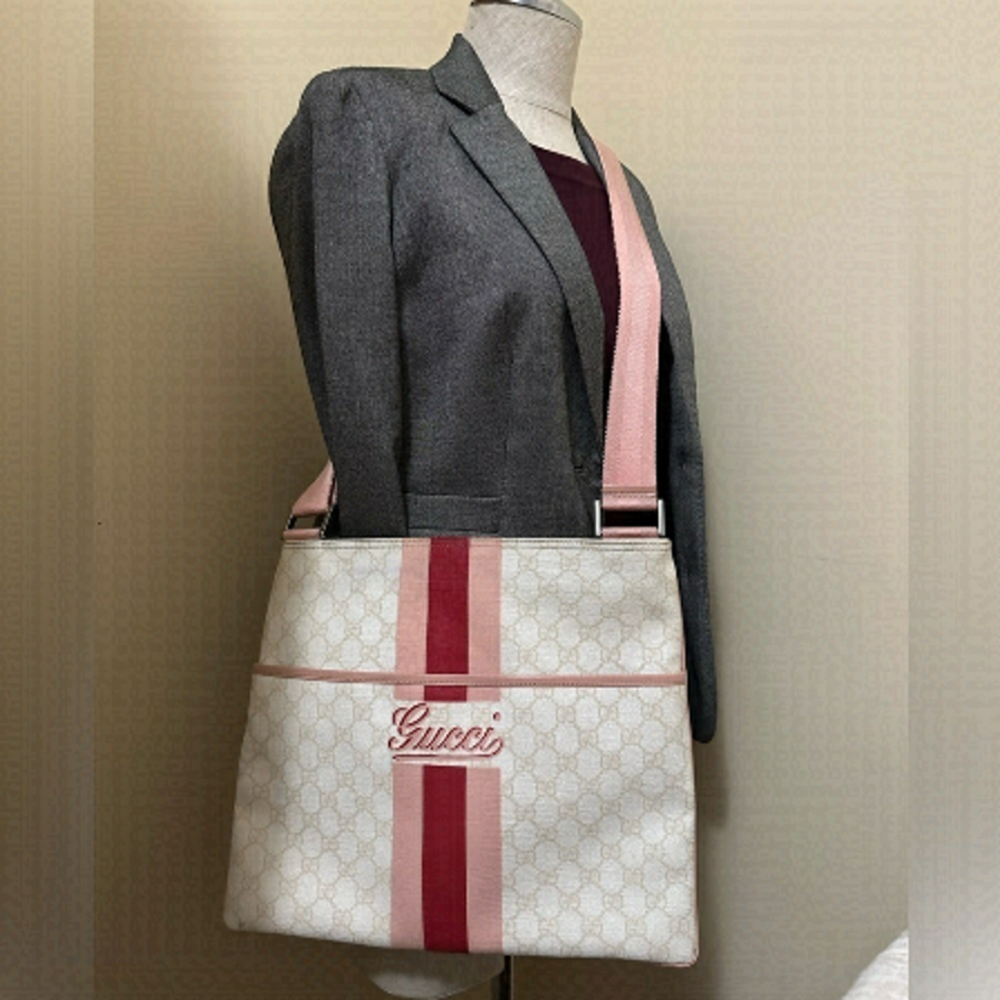 GUCCI canvass crossbody bag in pink and white